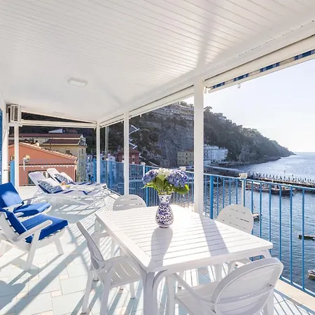 Profumo Di Mare - Sea Front Terrace Apartment Marina Grande, Sorrento アパート