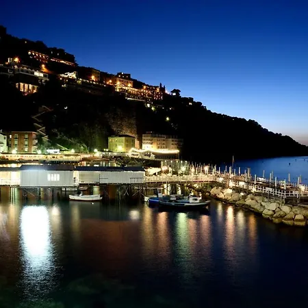 Profumo Di Mare - Sea Front Terrace Apartment Marina Grande, Sorrento